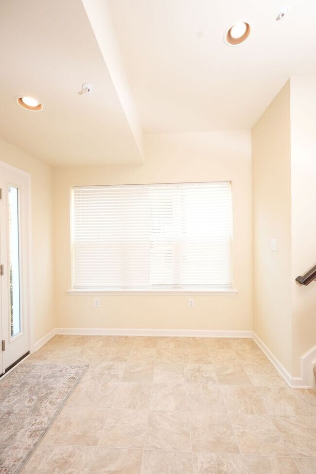 Building Photo - 119 High Pointe Dr