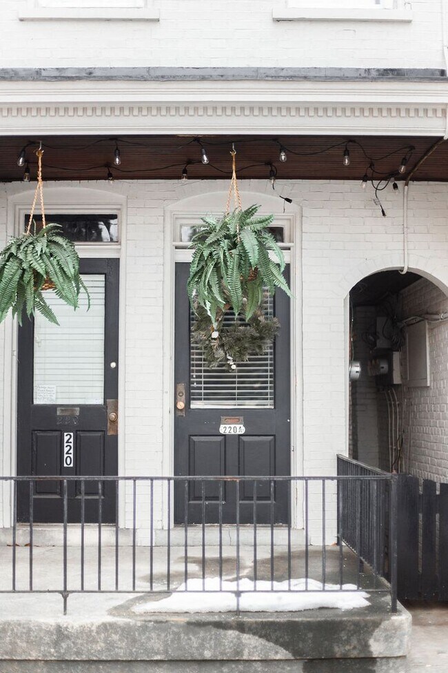 Building Photo - 220 W Chestnut St