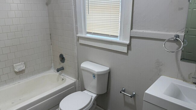 Building Photo - MOVE IN SPECIAL: $650 OFF 1ST MONTH'S RENT!**