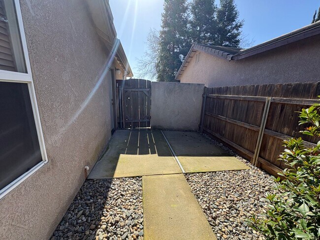 Building Photo - SE Visalia Cul-de-sac Home Available Now!