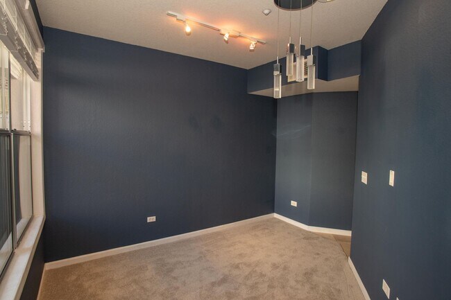 Building Photo - Walk-Up Townhouse in Downtown SD -  Dual Master 2 Bed 3 Bath with Brand New Flooring!