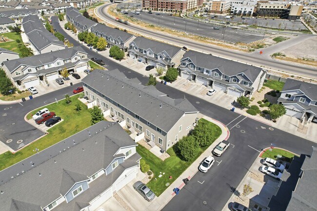 Building Photo - Waters Edge Townhome