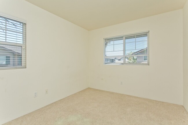 Building Photo - Available December 1st, Three Bedroom 2 1/...