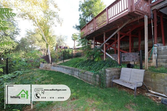 Building Photo - 875 Lakeview Dr