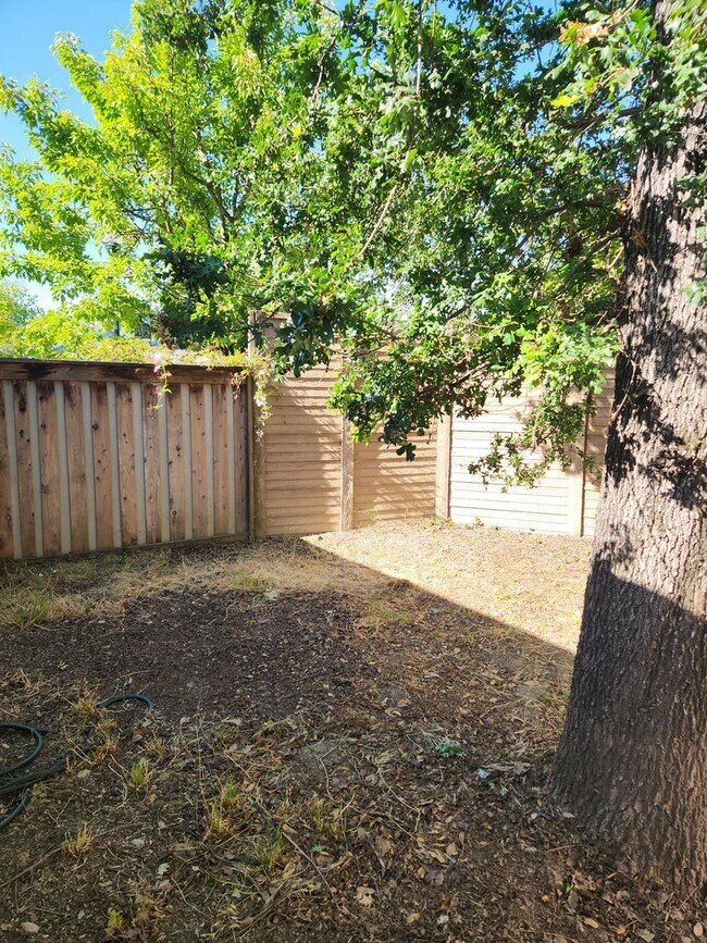Building Photo - Lovely 3 bedrooms, 2 bathrooms located in ...