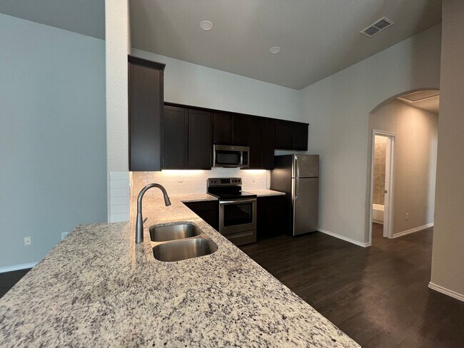 Building Photo - Luxury 3/2 Duplex in Seguin, Texas