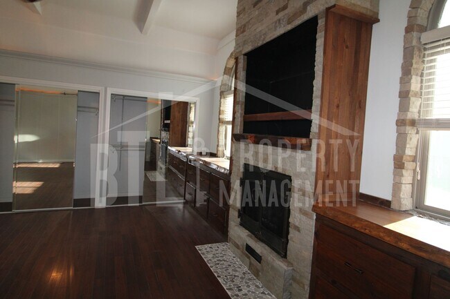 Building Photo - Spacious 3-Bed, 3-Bath Home Near Table Rock Lake – Pet Friendly with Pool & More!