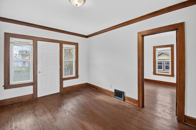 Building Photo - 1927 Harriet St