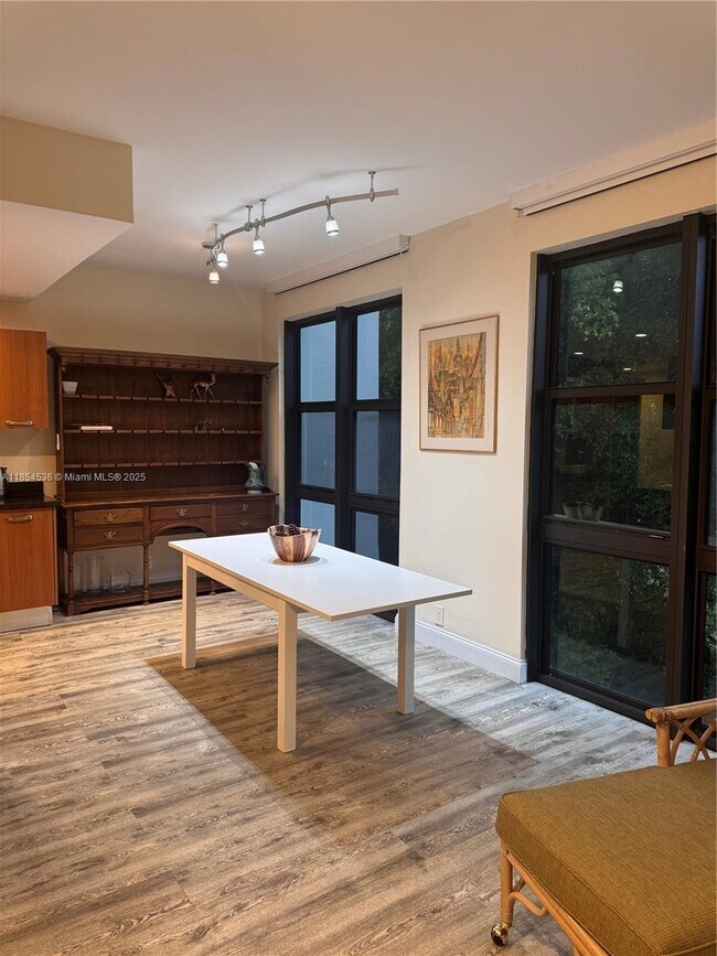 Building Photo - 1121 Crandon Blvd