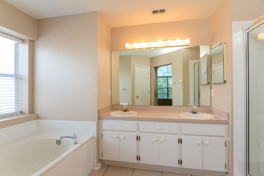 Building Photo - 1721 Scotch Pine Dr