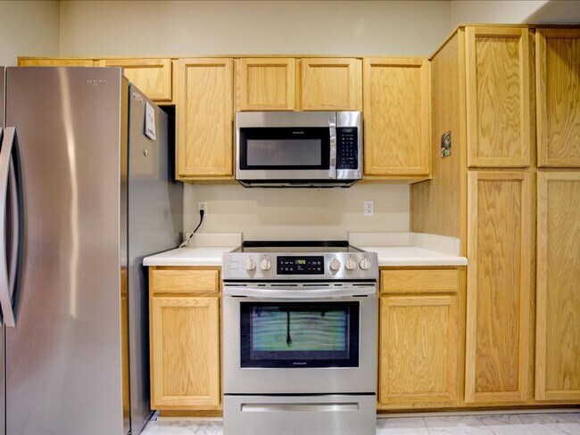 Building Photo - Beautiful 3 Bedroom Home with Office & Des...