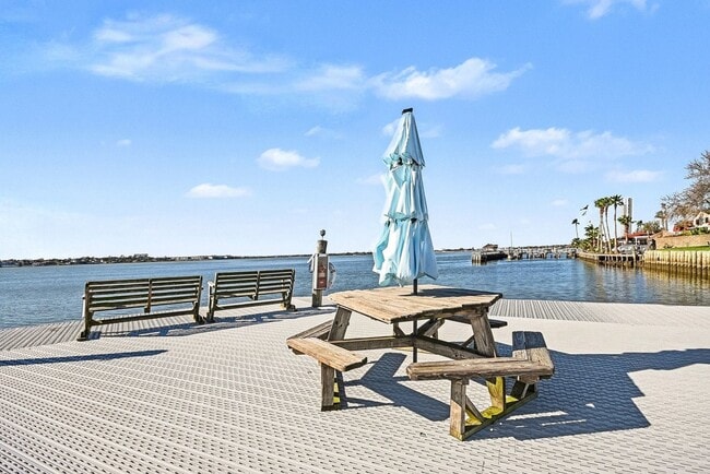 Building Photo - 307 Yacht Club Ln