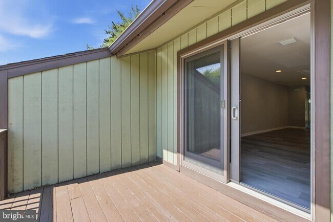 Building Photo - 27 Darien Way