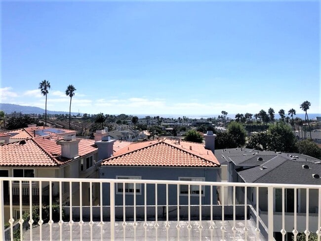 Building Photo - 623 N Juanita Ave