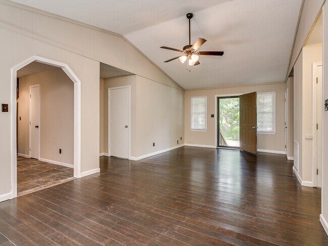 Building Photo - Spacious 3-Bed Home in District 6 with Pri...