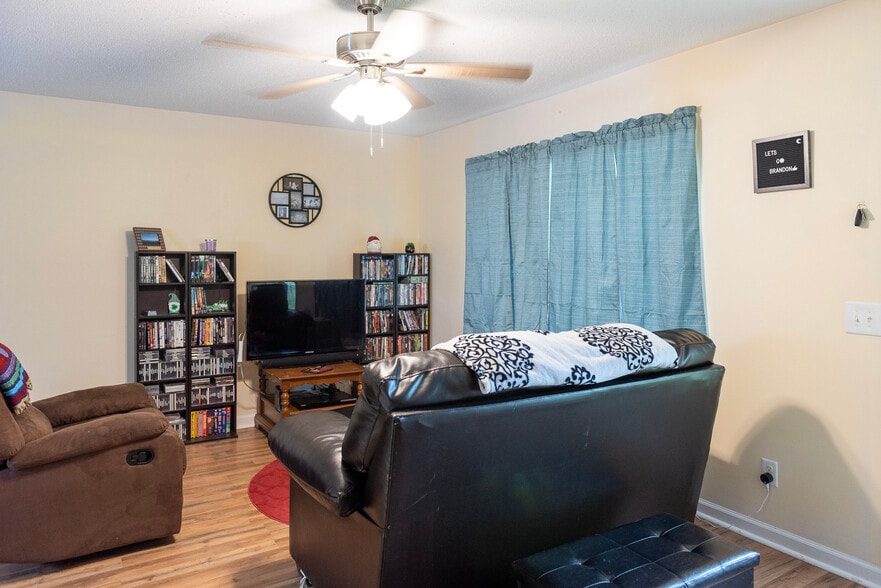 Building Photo - 105 Peach Dr