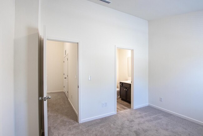 Building Photo - BEAUTIFUL 2 Bedroom Townhome in MIDLAND - AVAILABLE NOW