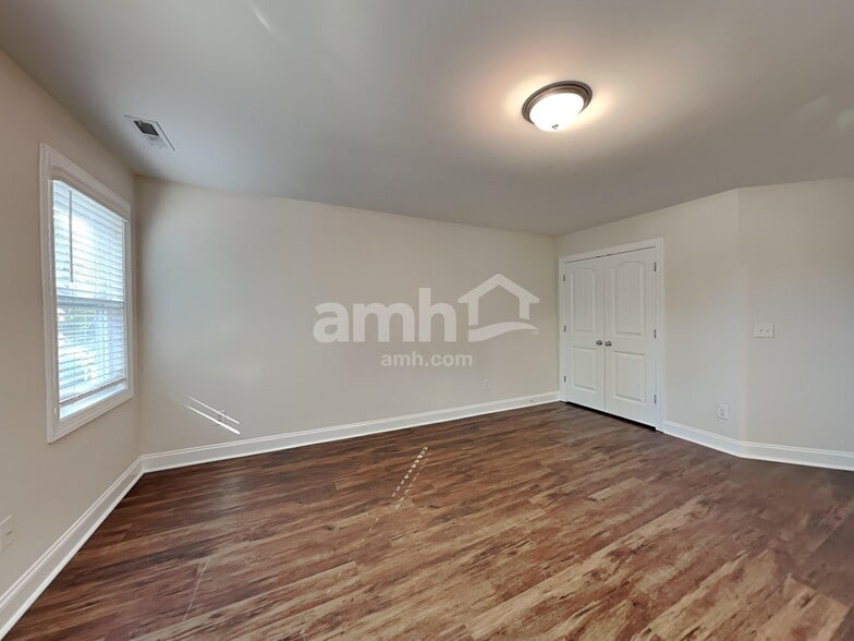 Building Photo - 102 White Ash Ln