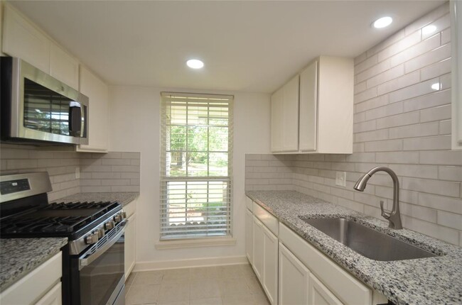 Building Photo - 2618 Foliage Green Dr