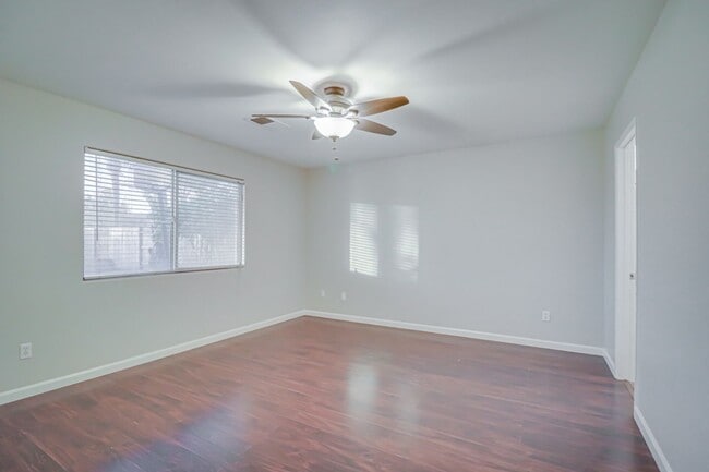Building Photo - Home in NW Bakersfield!