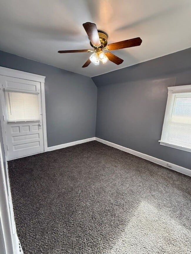 Building Photo - Spacious 1 bedroom with Bonus Room