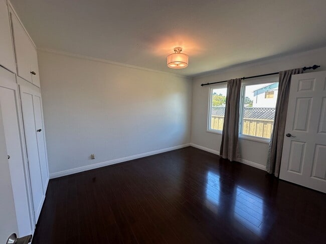Building Photo - Beautiful Rollingwood Home