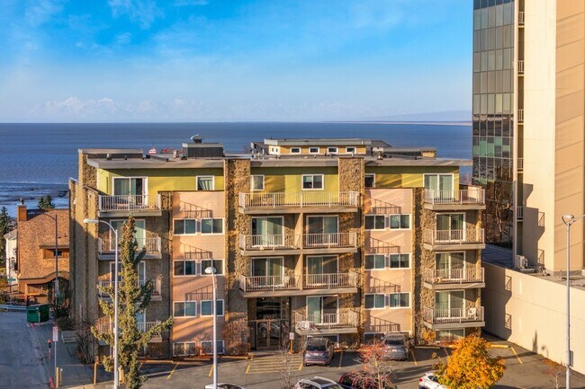 Building Photo - Downtown Furnished 1 Bed / 1 Bath Apartmen...