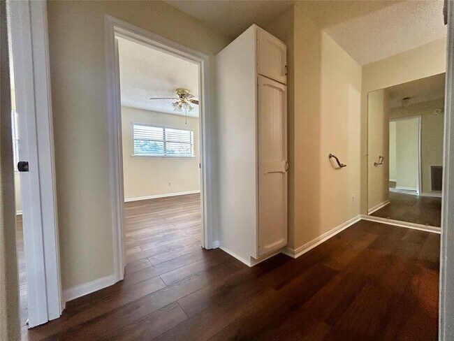 Building Photo - 2456 Country Club Dr