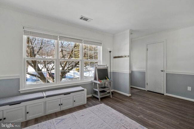 Building Photo - 6064 Old Landing Way