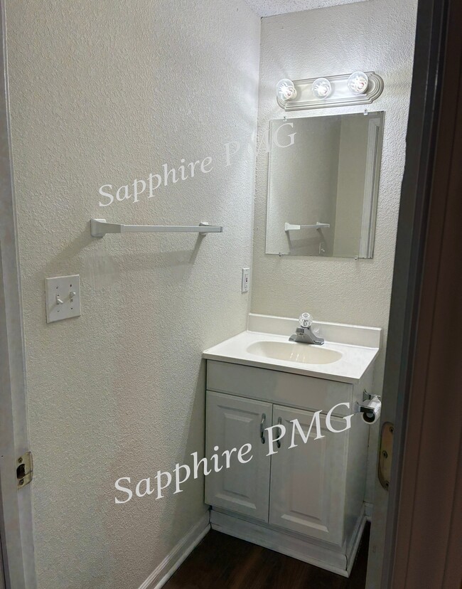 Building Photo - 5621 N Northwood Terrace