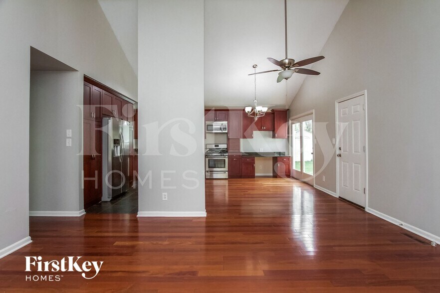 Building Photo - 303 N Bromley St