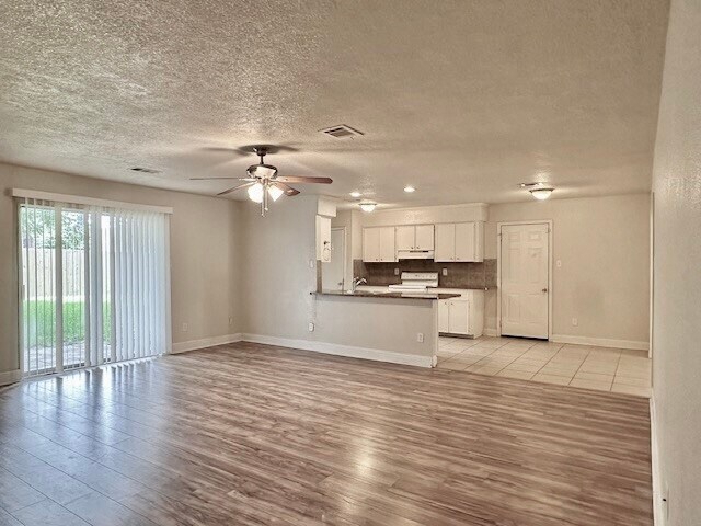 Building Photo - 12315 Hawthorne Dr