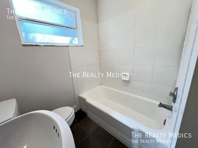 Building Photo - 1118 Tuskegee St