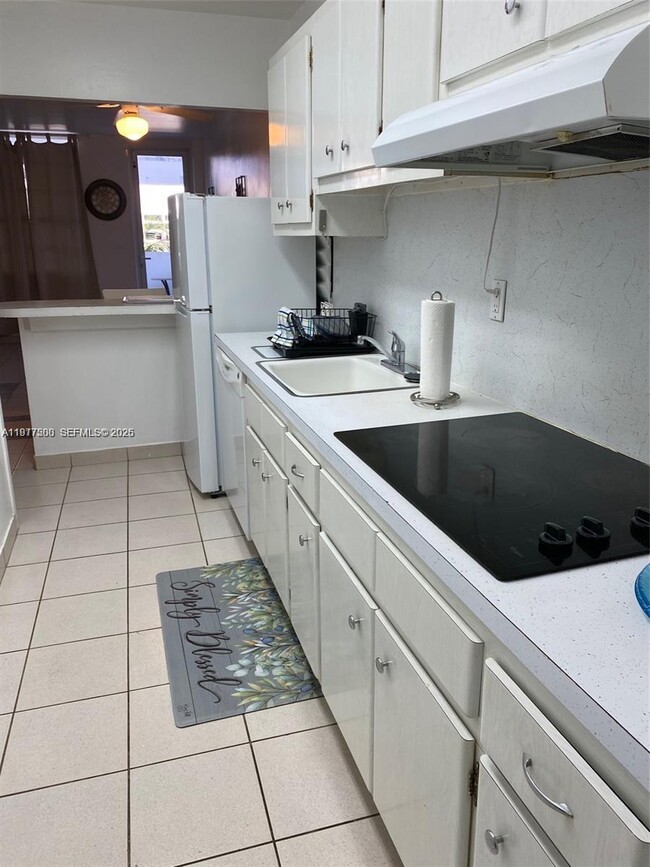 Building Photo - 100 Lincoln Rd