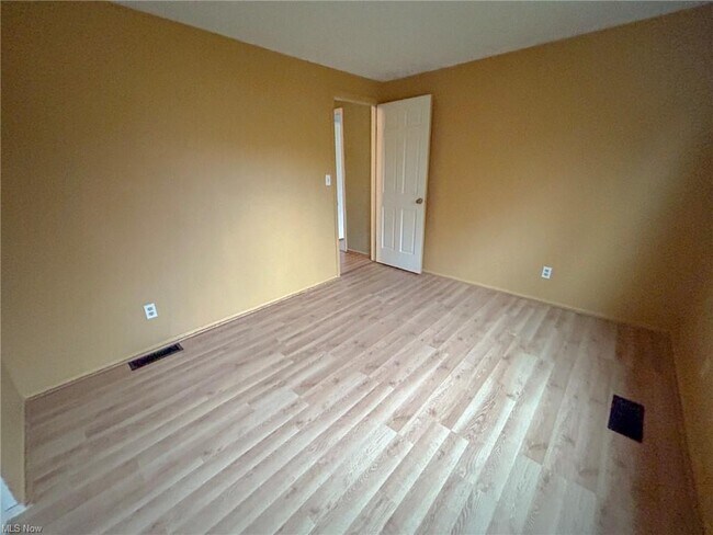 Building Photo - 535 Willow Dr SE