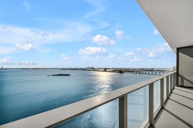 Building Photo - 700 NE 24th St