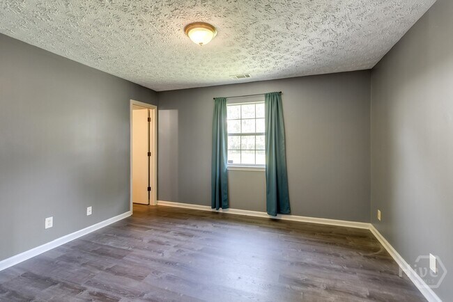 Building Photo - 402 Sterling Creek Dr