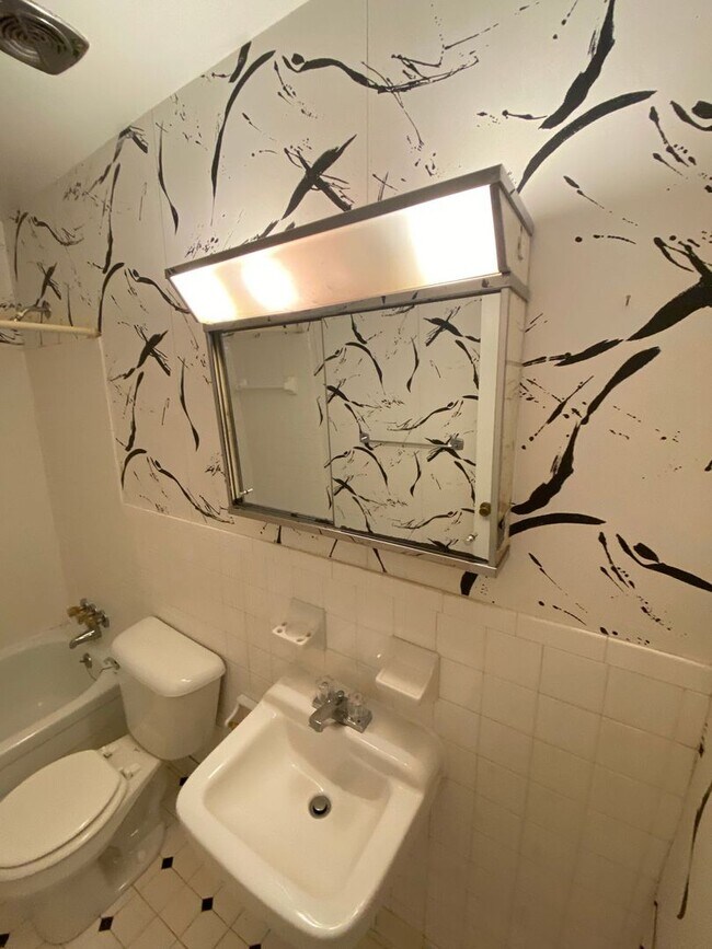 Building Photo - One Bedroom Apartment at Arlington Court