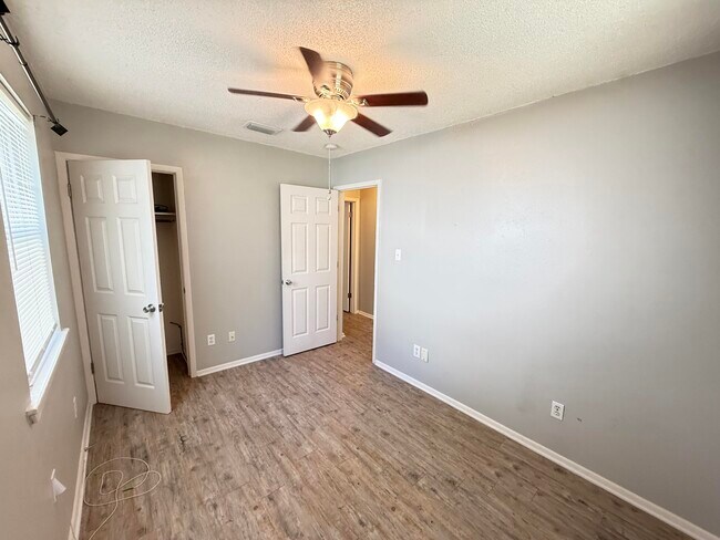 Building Photo - 116A Montrose Dr