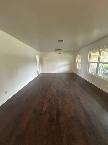 Building Photo - 110 Northaven Dr
