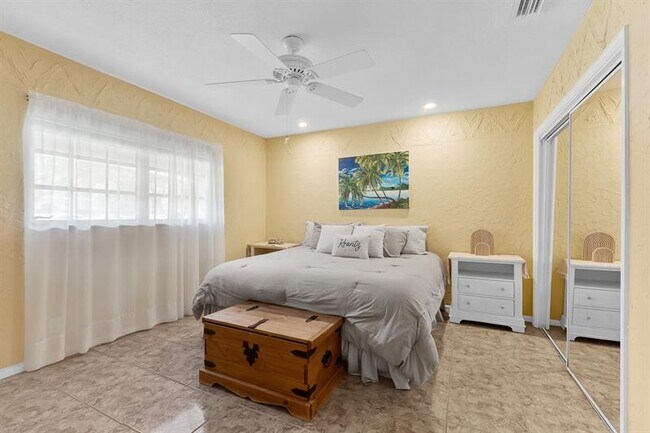 Building Photo - 3015 N Palm Aire Dr