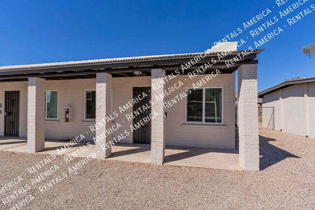 Building Photo - 3050 N Sparkman Blvd