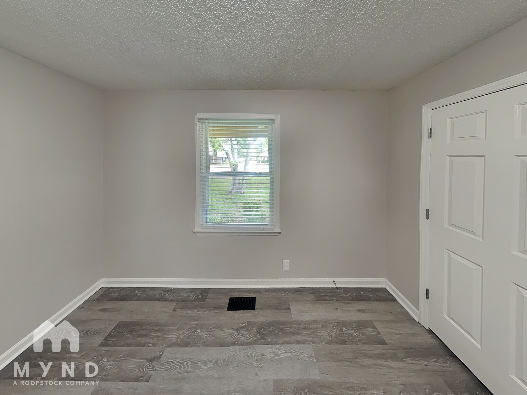 Building Photo - 907 Briar Ct