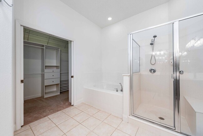 Building Photo - St. Cloud 4 Bedroom, 4 Bathroom Pool Home with Lake View