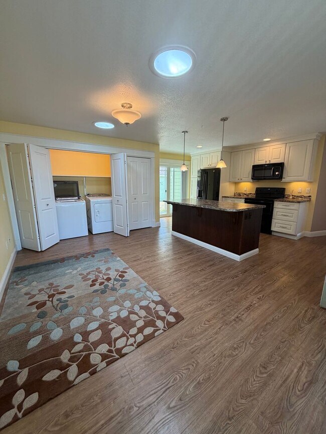 Building Photo - 3521 Harrison Dr