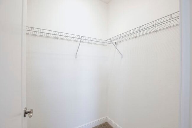 Building Photo - Elegant 2/2.5 Townhome in Guard-Gated Eagl...