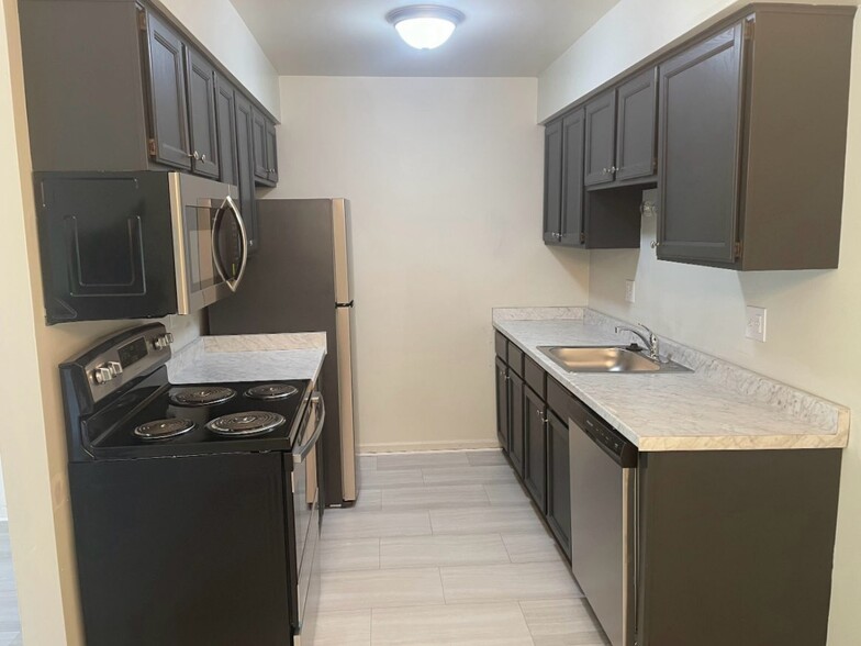 2BR, 1BA - 900SF - Premium Upgraded Stainless Steel Kitchen - Bradford Square