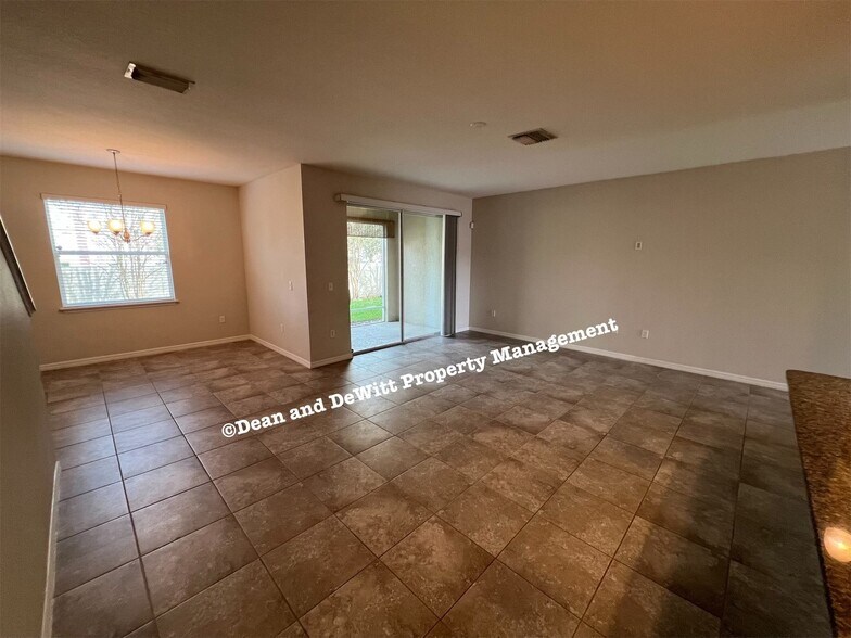 Building Photo - 3 Bed/2.5 Bath