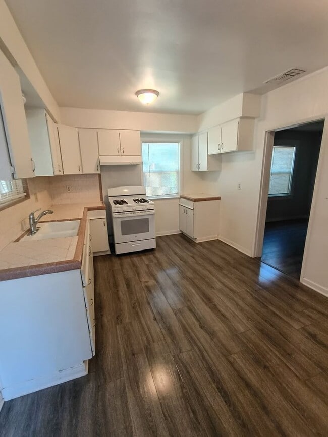 Building Photo - 2 bedroom home in Historic Downtown Riverside