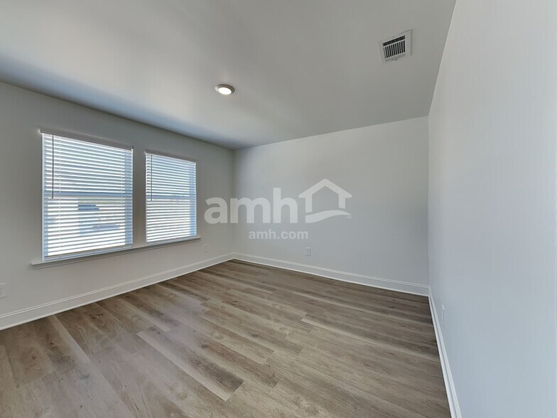 Building Photo - 212 Chase Ln